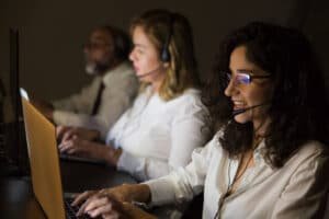 Pessoas trabalhando, com os problemas da tecnologia VoIP resolvidos.