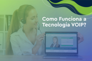 Atendente de Call Center, representando o que é VoIP com o Site Solutions VoIP no Notebook